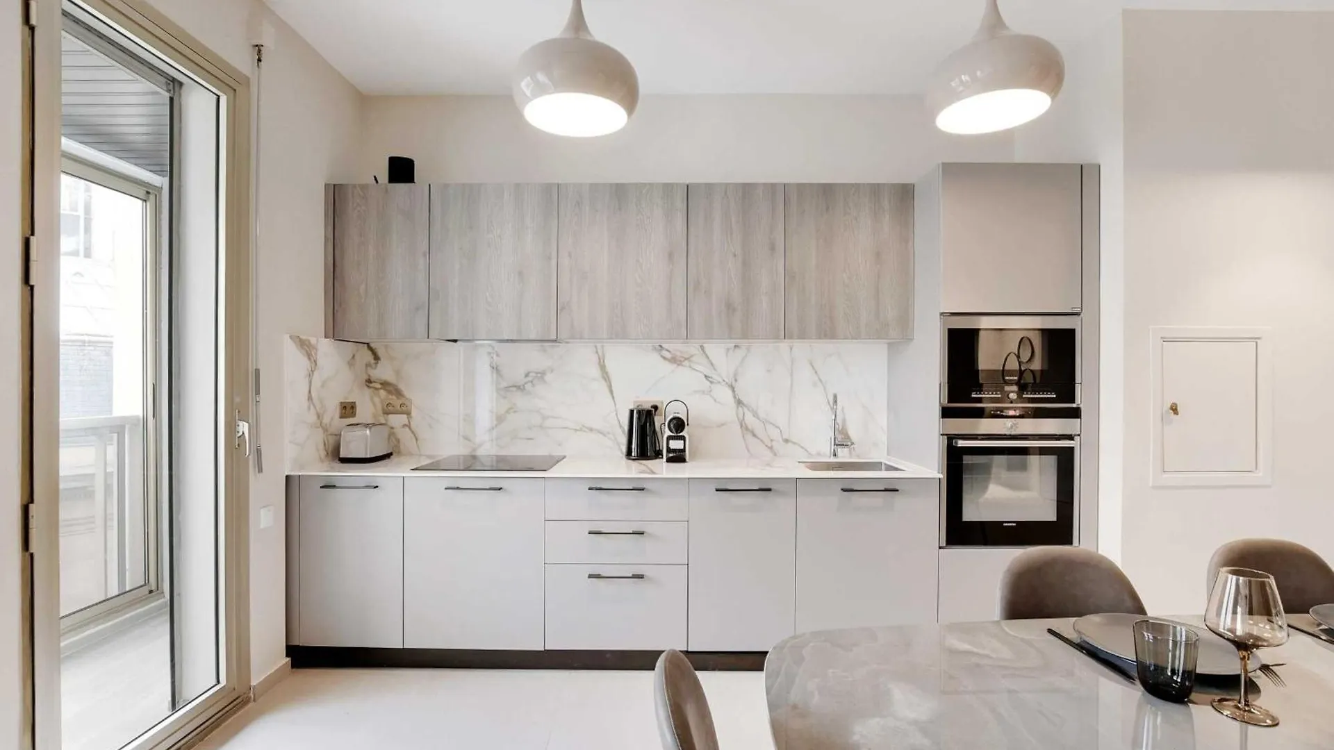 Modern Elegance A Stone's Throw From The Arc De Triomphe *