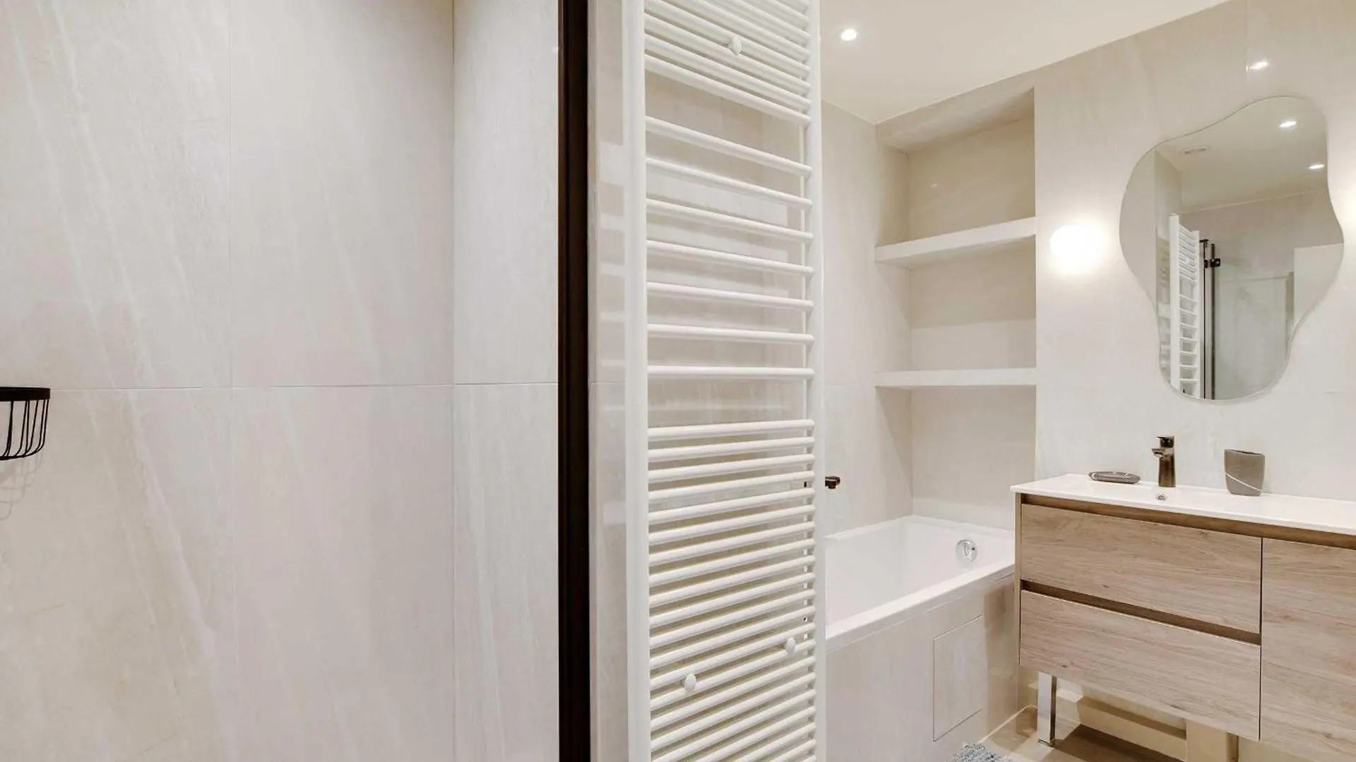 Modern Elegance A Stone's Throw From The Arc De Triomphe Apartment