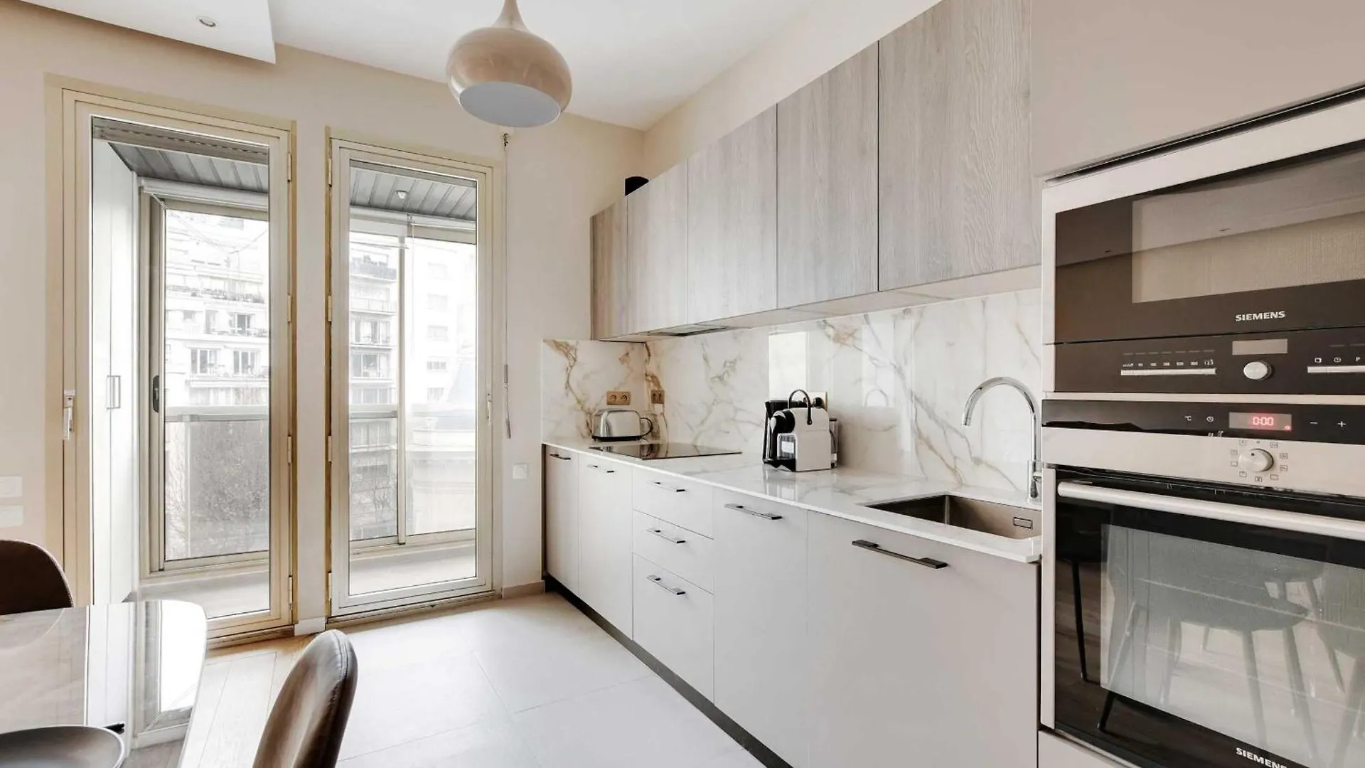 Modern Elegance A Stone's Throw From The Arc De Triomphe Apartment